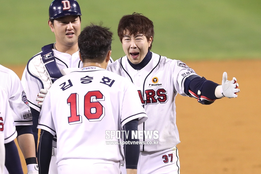 [포토S] 박건우, '승회 형! 우승 반지 끼워줄게요!'