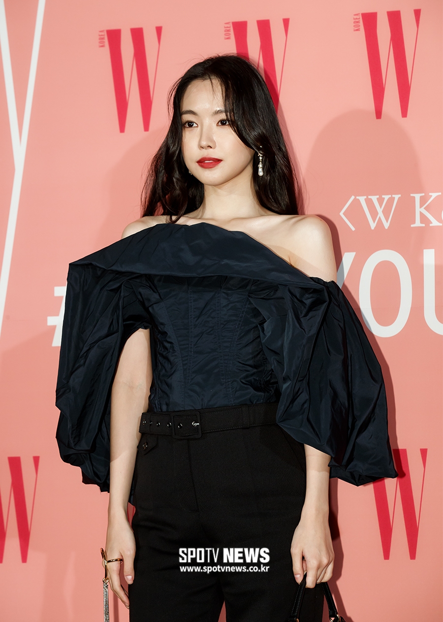 [포토S] 손나은, 흘러내릴 것 같은 특이한 의상
