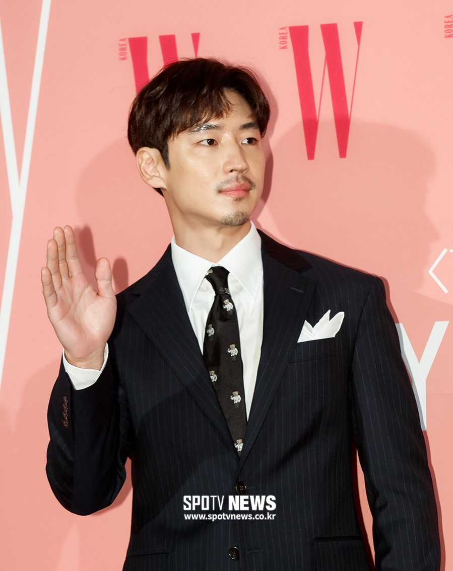 [포토S] 이제훈, 젠틀한 손인사