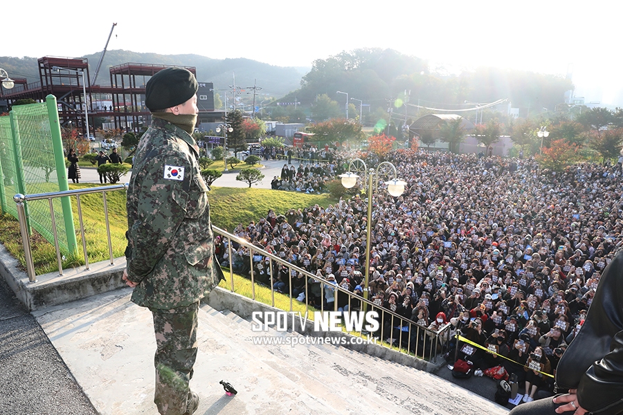 [포토S] '전역' 지드래곤, 팬들을 바라보며 감격