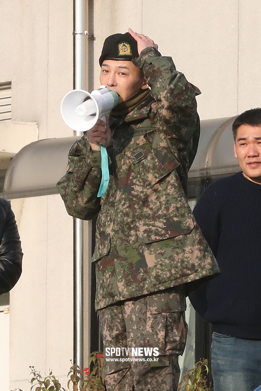 [포토S] 팬들의 기다림에 감동 받은 지드래곤
