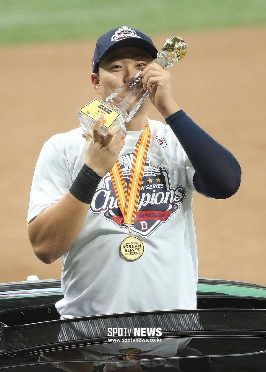 [포토S] 한국시리즈 MVP 오재일, 트로피에 키스!