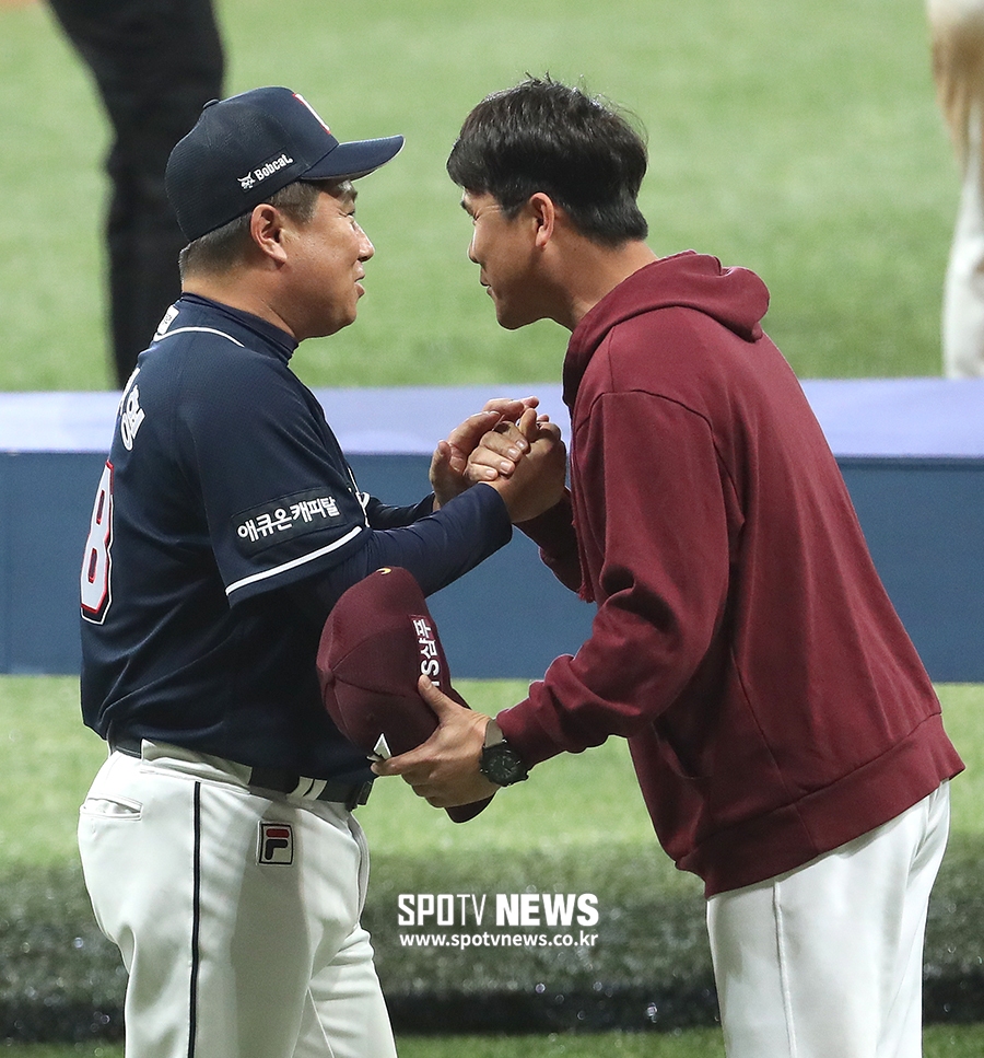 [포토S] 장정석 감독, '김태형 감독님, 우승 축하드립니다'