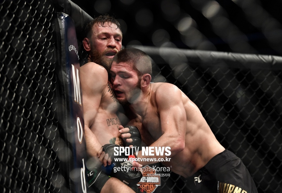 [정오의 UFC] 맥그리거에게 날아온 물병…다게스탄 전체를 적으로 돌리나?