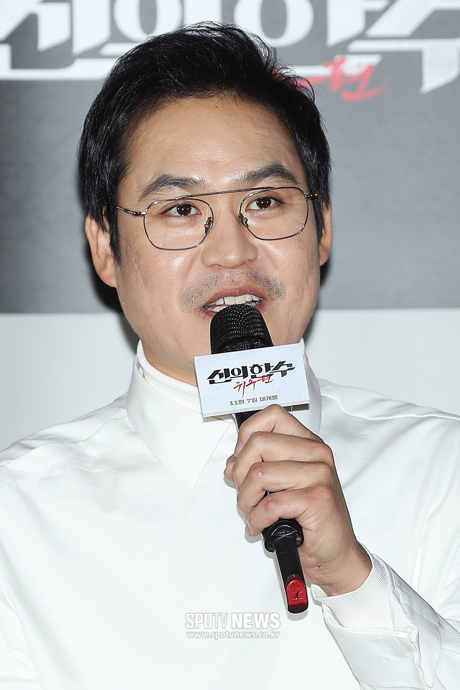 [포토S] 김성균, "오늘 패션 콘셉트를 잘못 알았네요~"