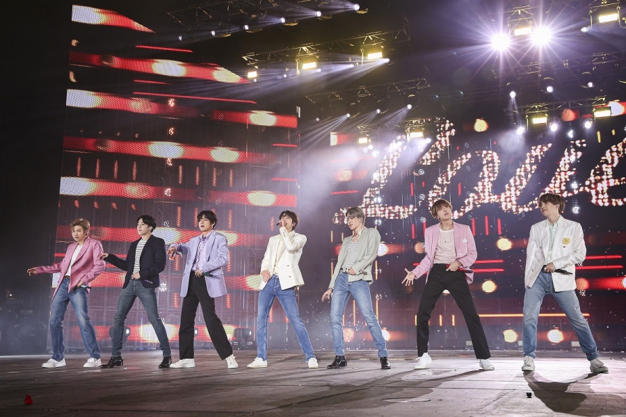 방탄소년단, 13만 아미와 눈물의 '러브 유어셀프'…기록보다 더 큰 의미