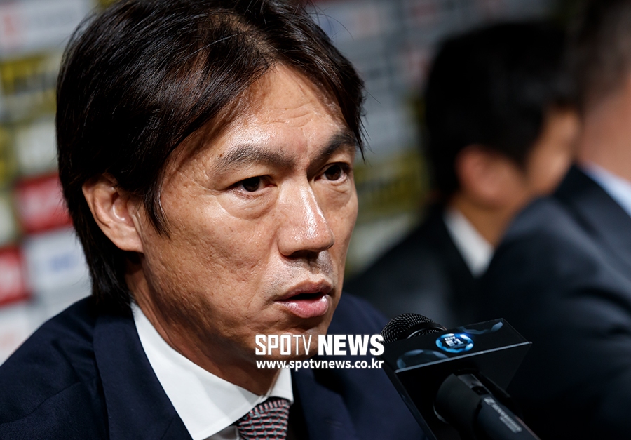 [포토S] 인사하는 홍명보 전무