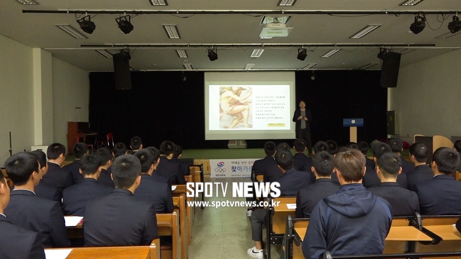 "두 번째 삶은 오타니, 이영표처럼"…축구부 출신 선배의 '조언'