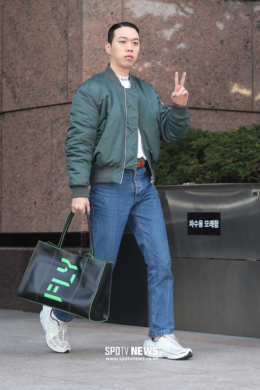 [포토S] 비와이, 브이 하며 등장