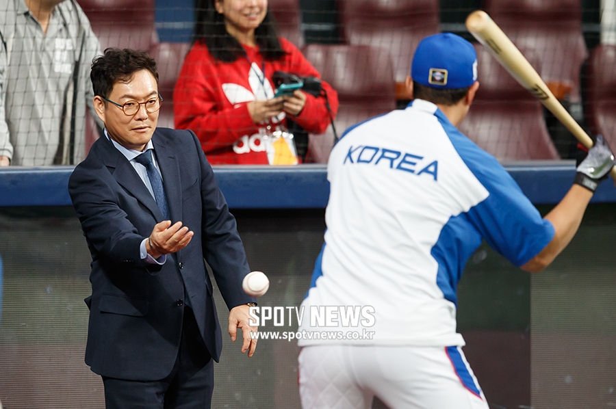 [포토S] 이순철, '해설위원의 토스를 받아라'