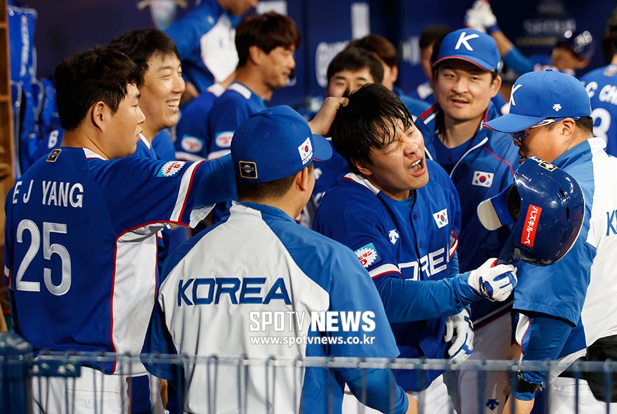 [포토S] 양의지, '홈런을 쳤으면 이정도 축하는 해줘야지'