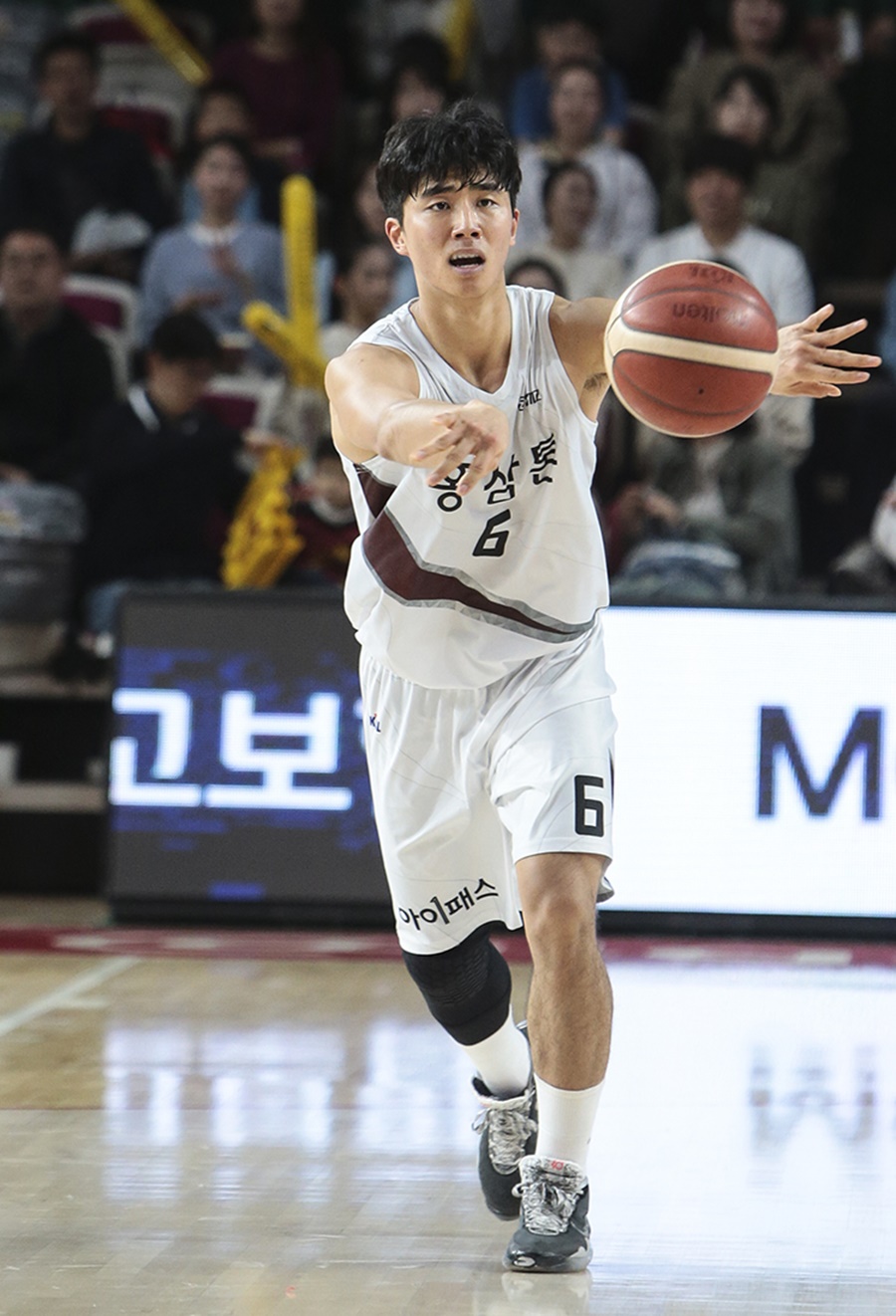'브라운 39점 폭격' KGC, SK 6연승 저지…6위 지켰다
