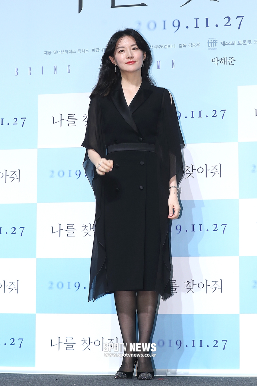 [포토S] 이영애, 흰 피부가 돋보이는 블랙 원피스!
