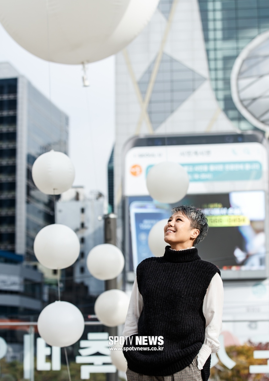 [포토S] 이은미, 파란 하늘 바라보며