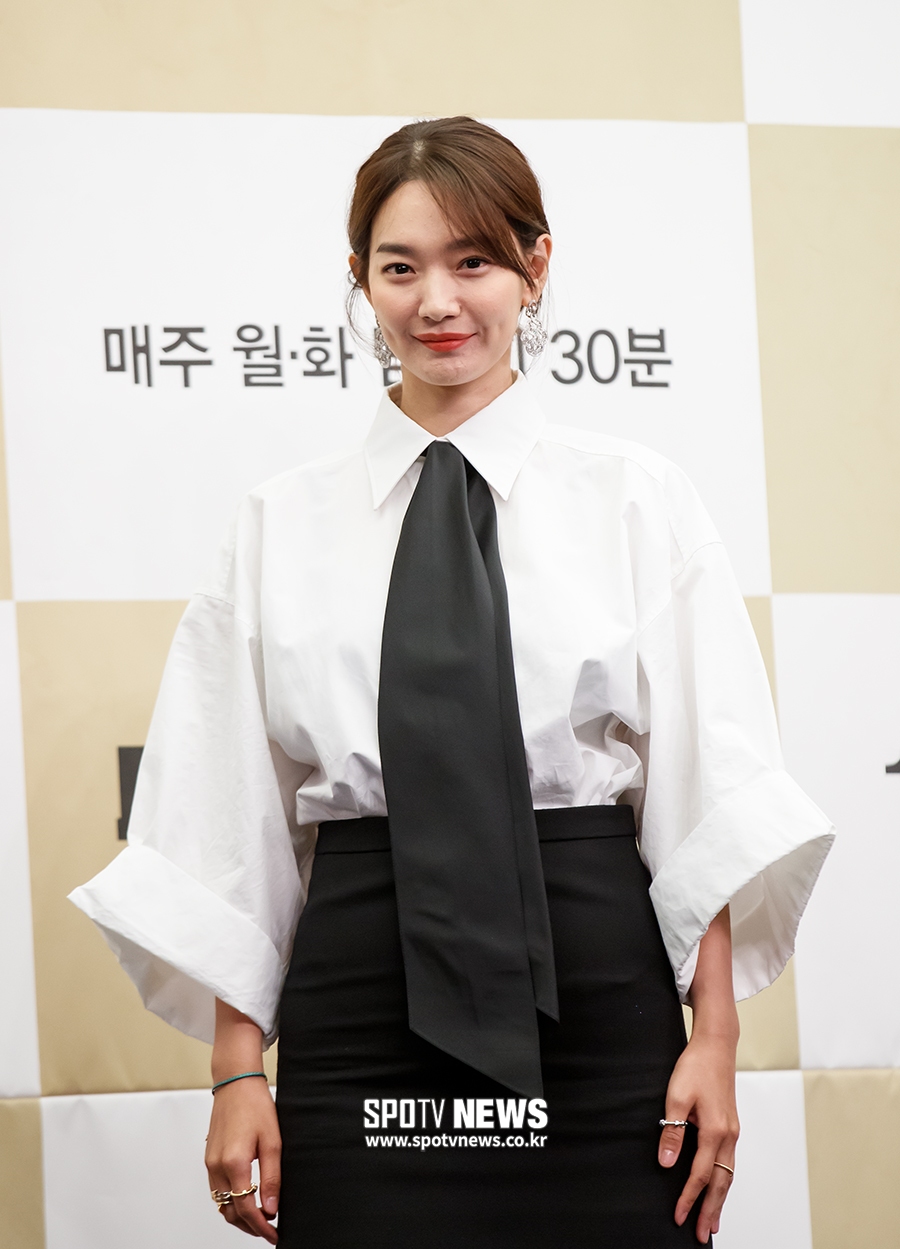 [포토S] 신민아, 작은 얼굴 자랑하며