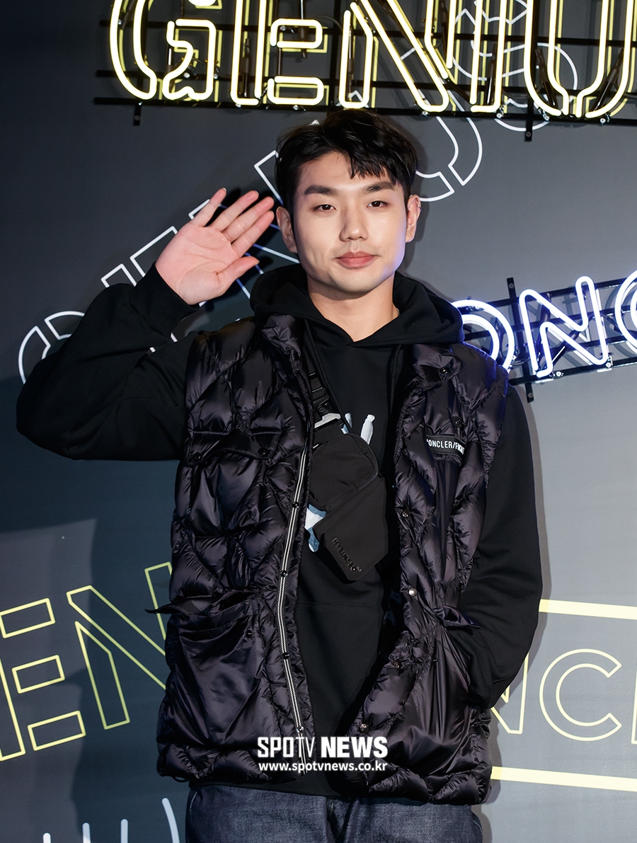 [포토S] 샘김, 추위 녹이는 따뜻한 손인사