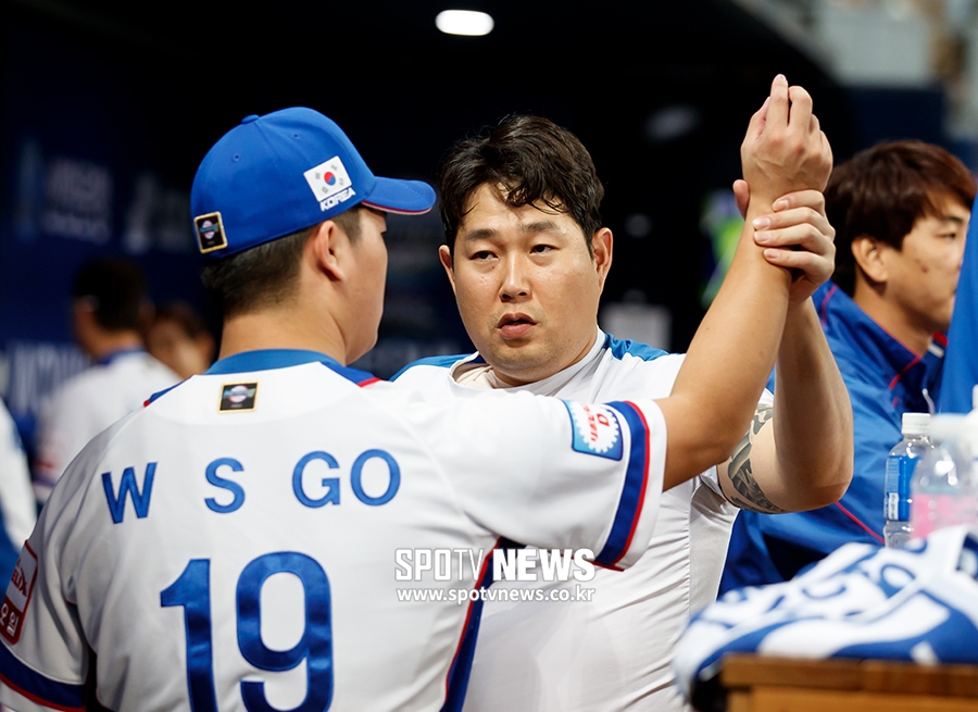 [포토S] 양의지-고우석, '리그에선 적, 대표팀에선 배터리'
