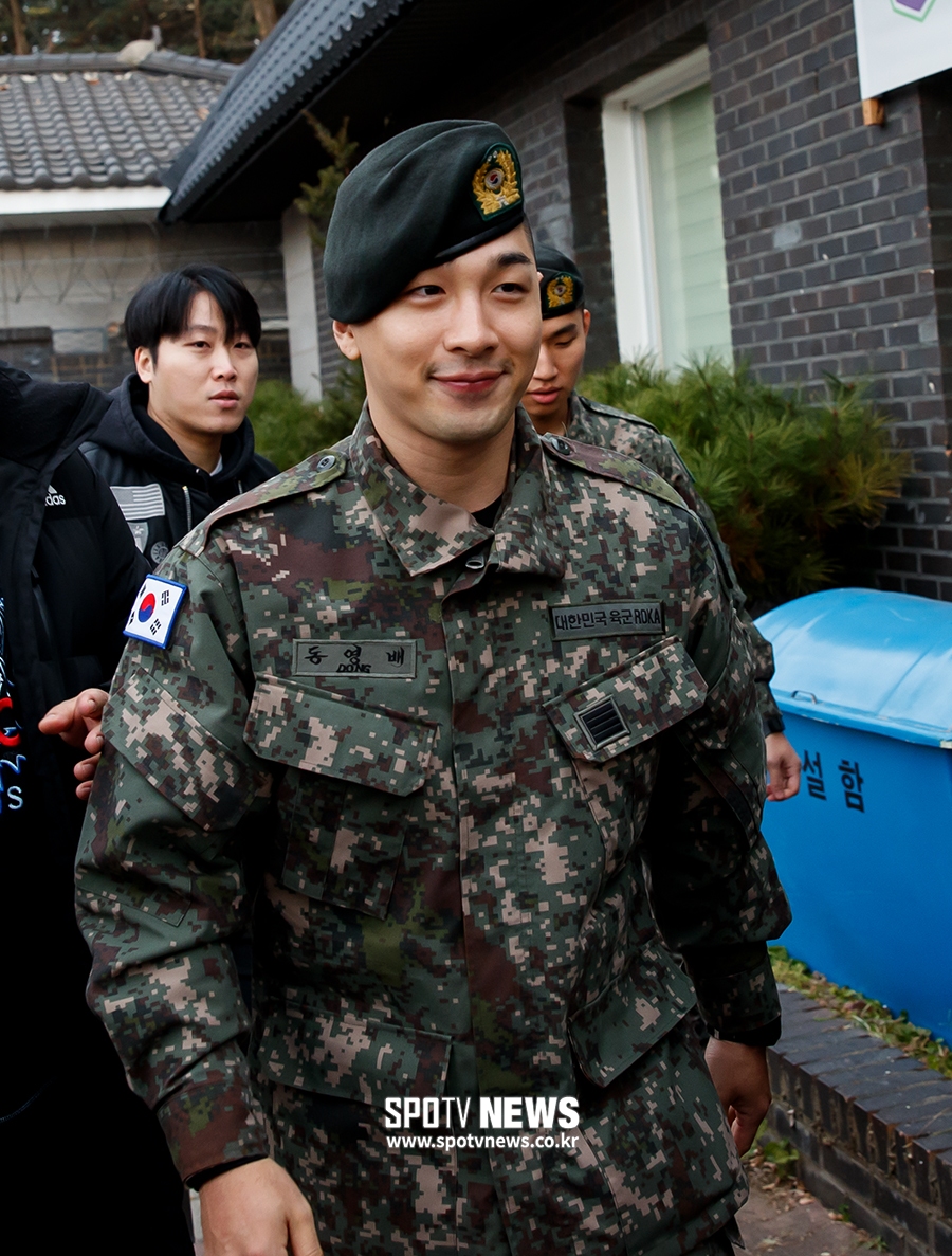 [포토S] 제대 태양, 늠름한 미소