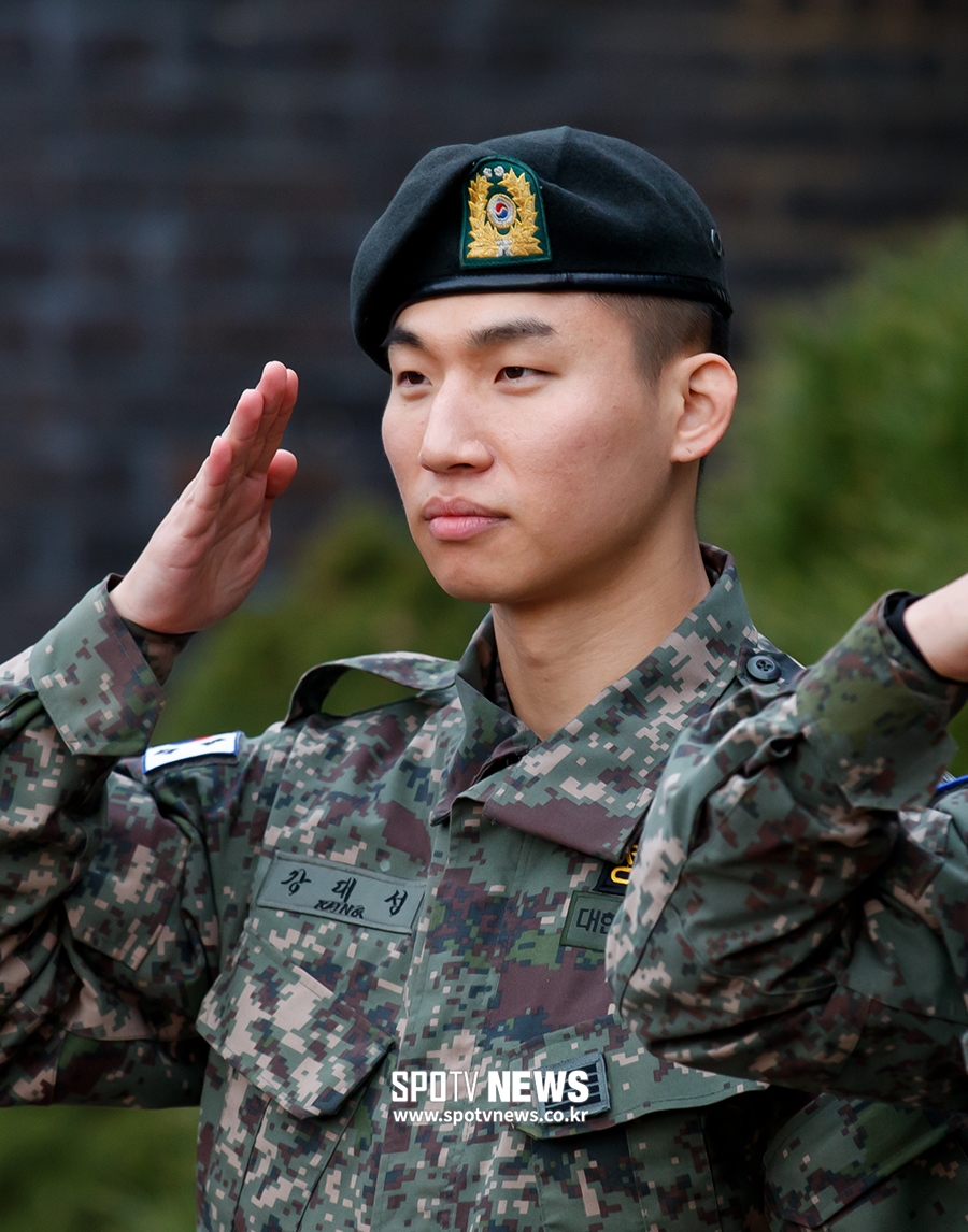 [포토S] 대성, 남자답게 '충성'