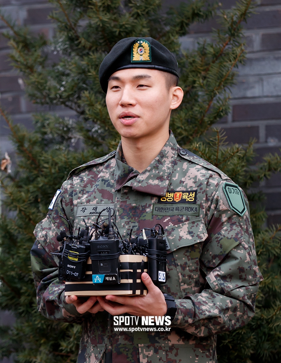 [포토S] 전역 대성, "전우들께 고맙다"