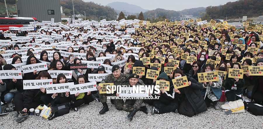 [포토S] 대성-태양, 전역 축하해주는 팬들과 함께