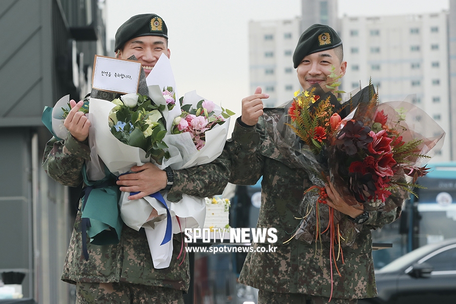 [포토S] 대성-태양, 팬들 향해 사랑의 하트