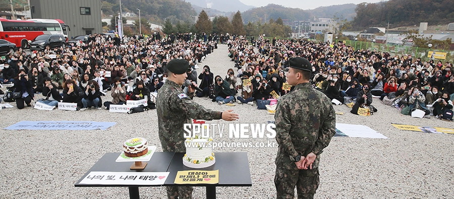 [포토S] 대성-태양, 전역 축하하기 위해 모인 많은 팬 앞에서 인사