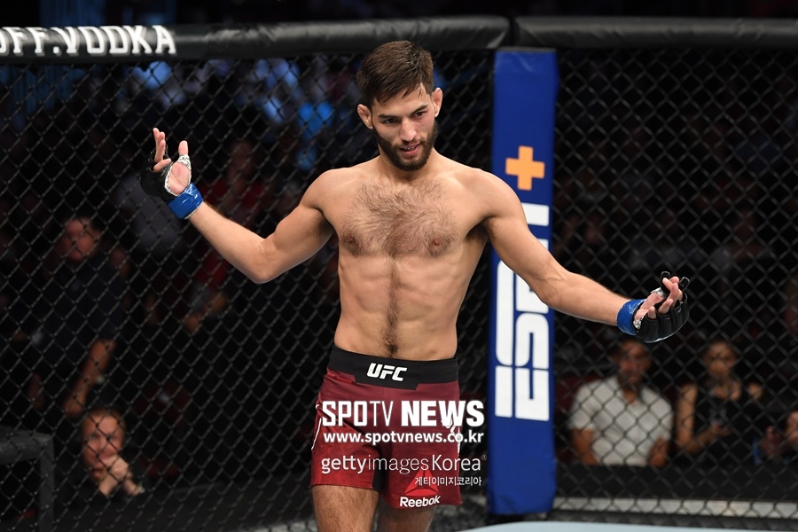 [UFC] 뒷손 장착한 29살 주짓떼로…"챔피언 출신은 다르다"