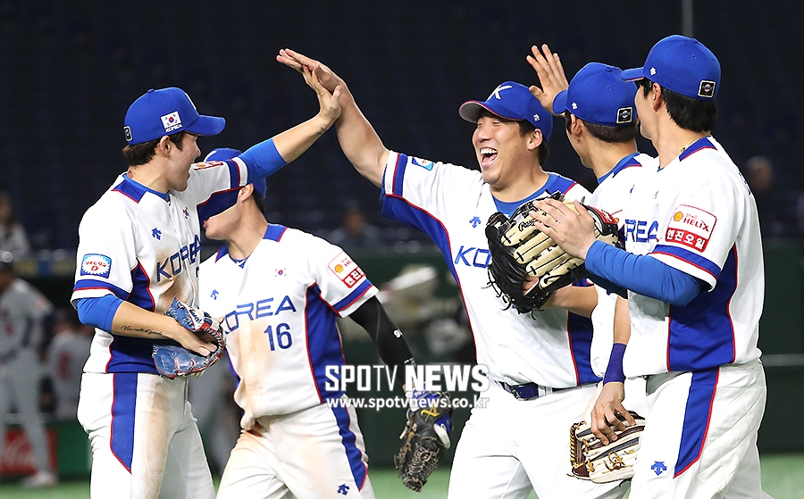 [포토S] 김현수, 레이저 송구 날리고 맹구 미소!