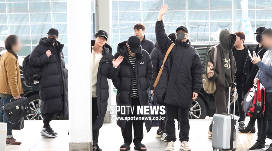 방탄소년단 출국, '방무행알 아무행알♡' [공항패션]