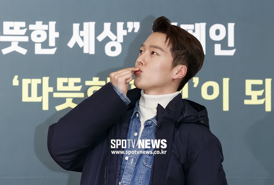 [포토S] 배우 장기용, 따뜻한 손키스