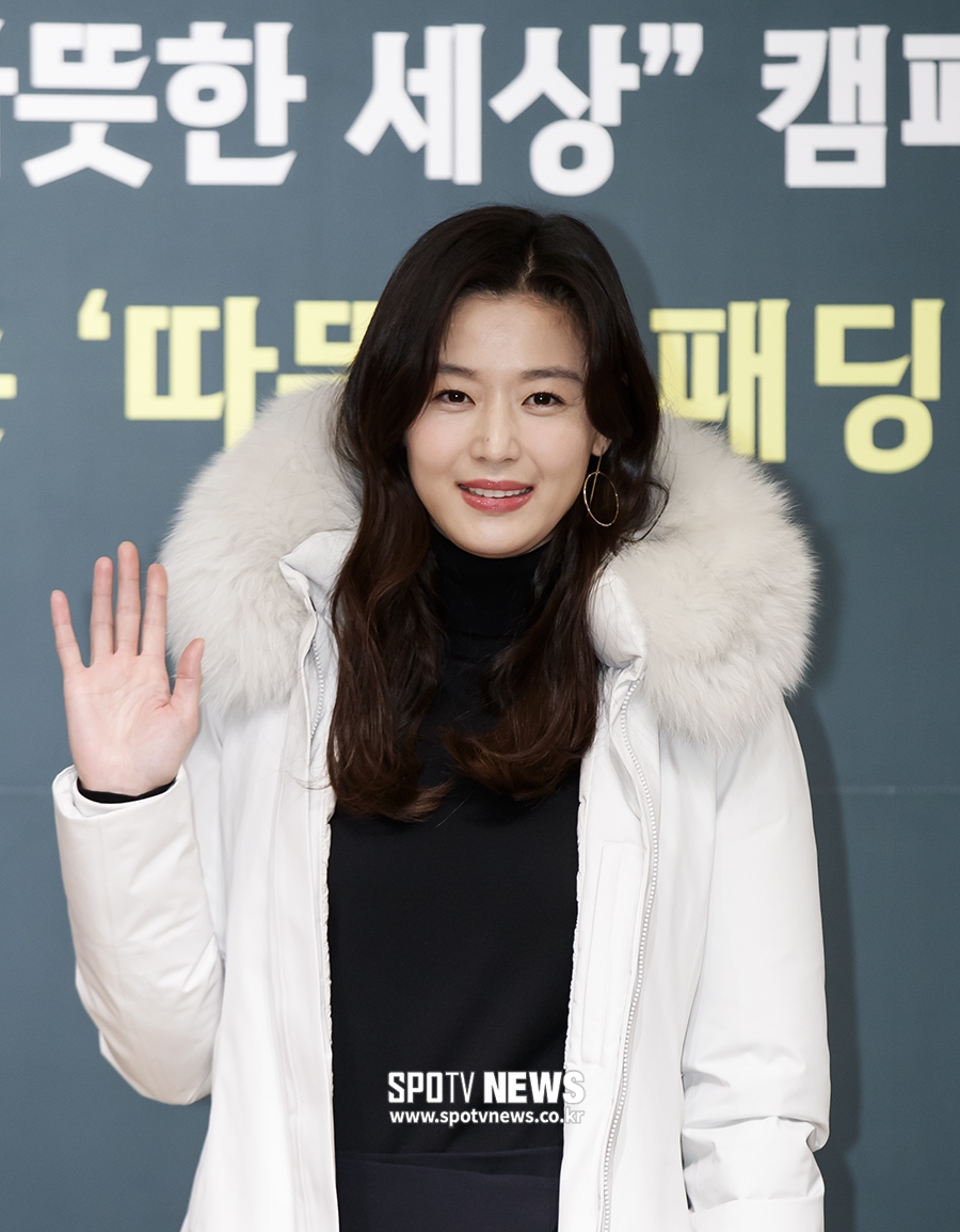 [포토S] 전지현, 우아한 손인사