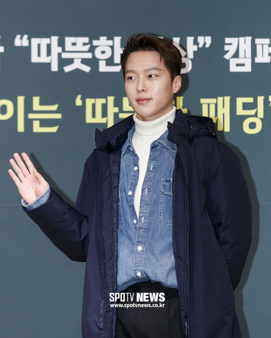 [포토S] 장기용, 젠틀한 손인사