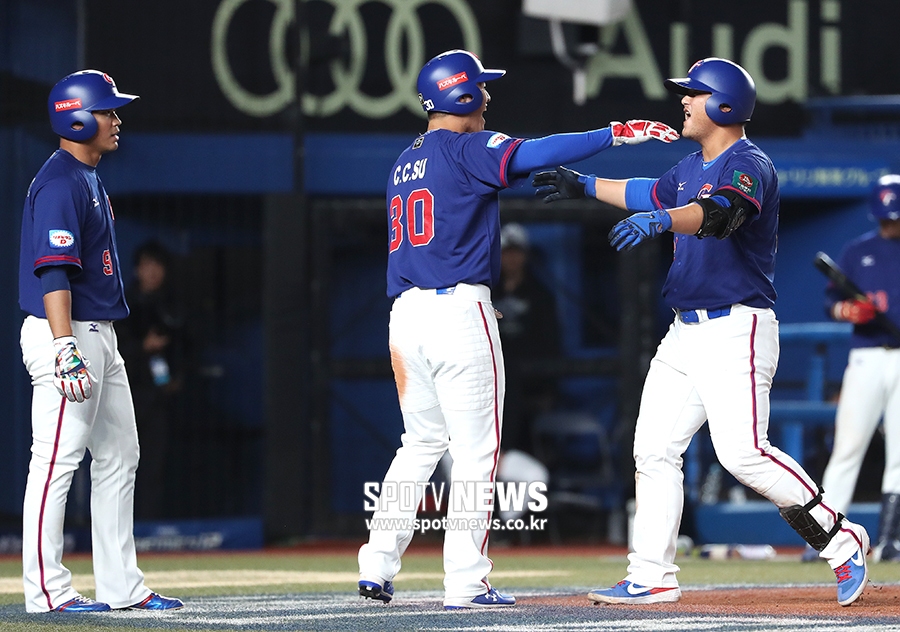 [포토S] 대만 천쥔시우, 한국 상대로 짜릿한 스리런