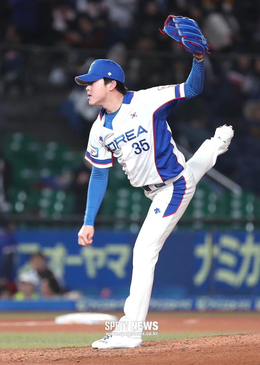 [포토S] 문경찬, 프리미어12 첫 등판!