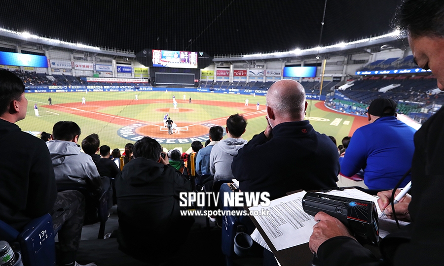 [포토S] 김광현 투구 체크하는 MLB 스카우트