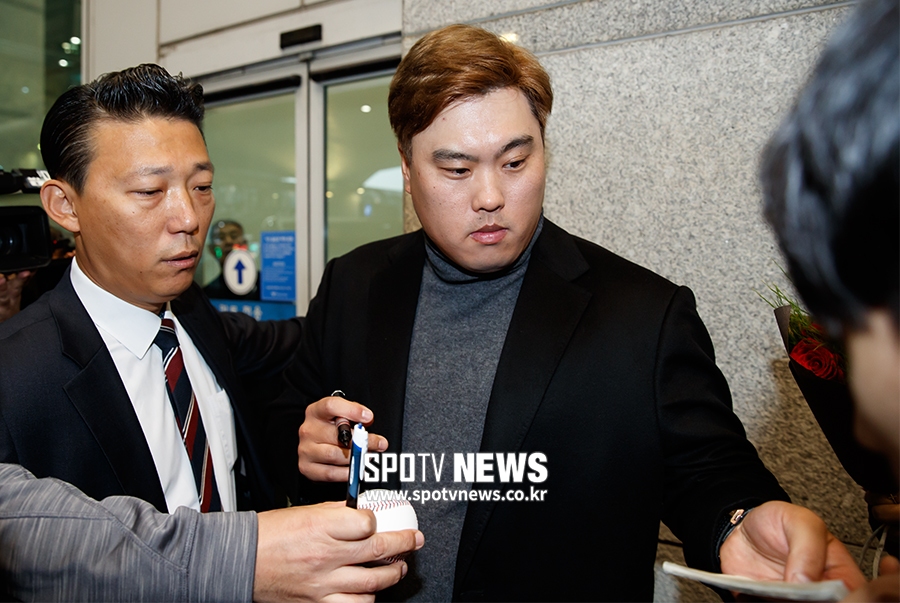 [포토S] 팬들에게 사인해주고 있는 류현진