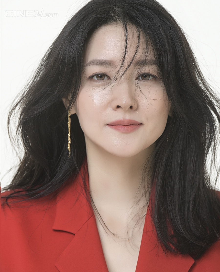 이영애, 강렬한 레드슈트…고혹적 카리스마