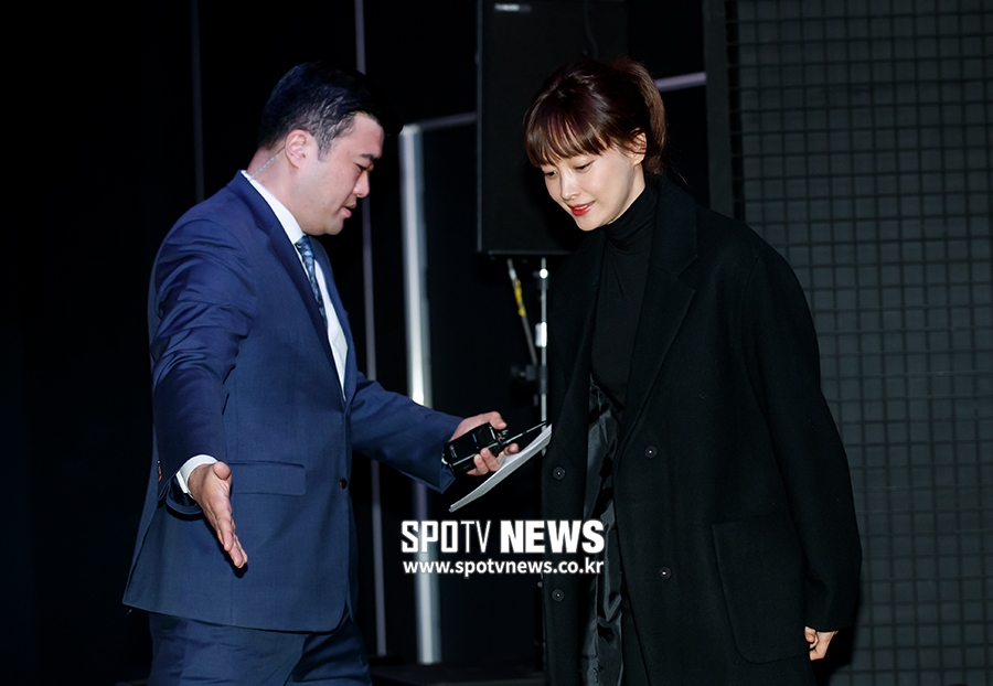 [포토S] 이나영, 에스코트 받으며 입장