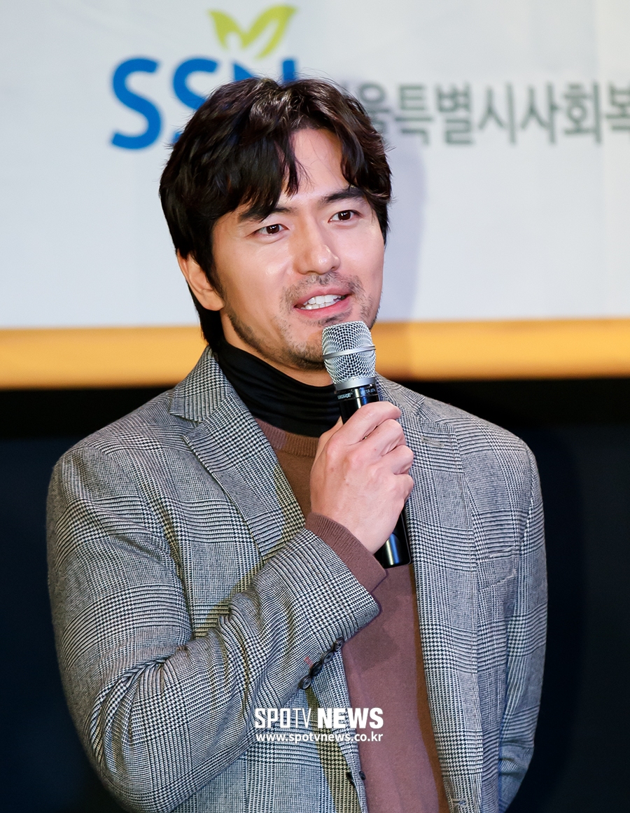 [포토S] 기부 행사 참석한 배우 이진욱