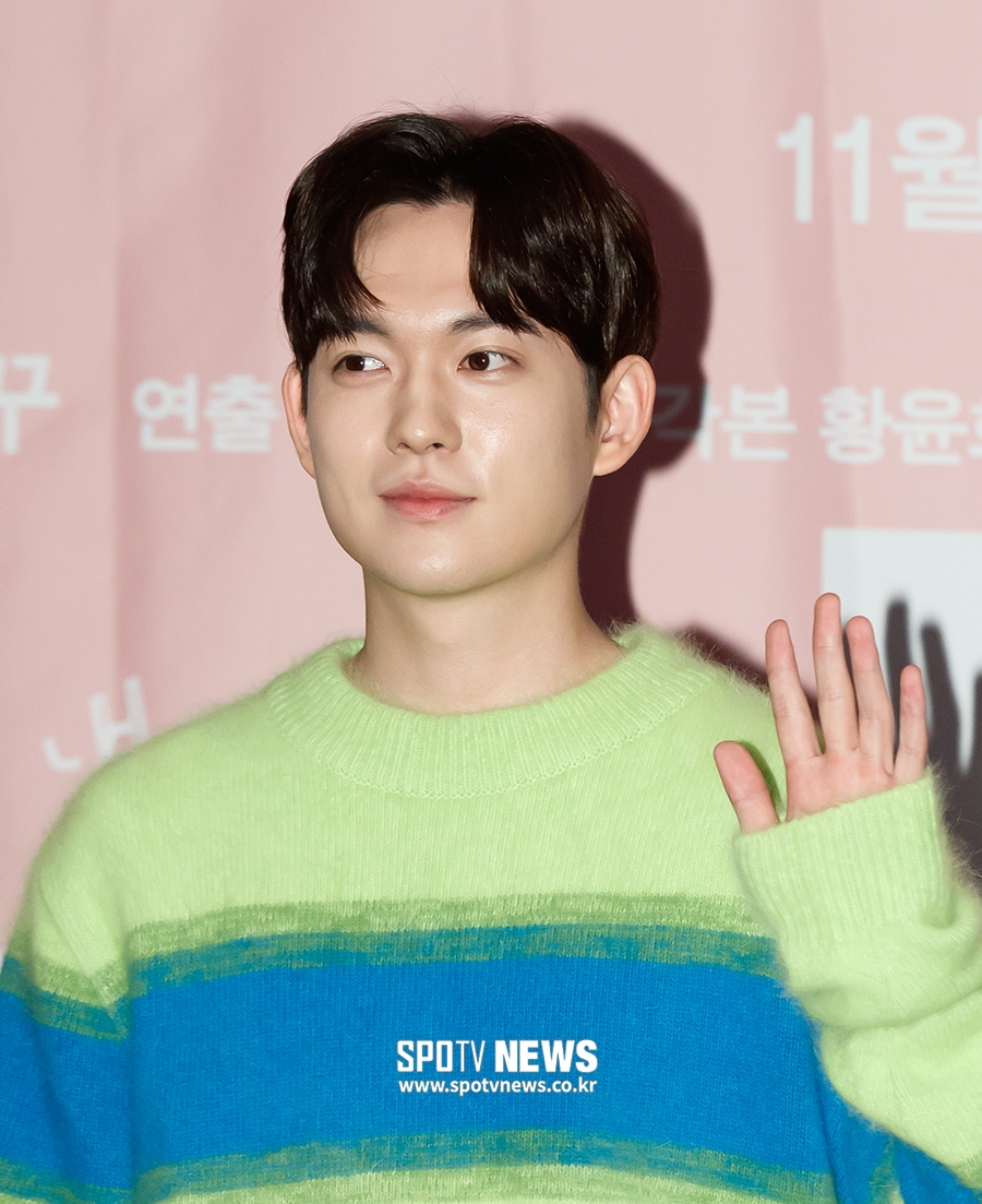 [포토S] 최규진, 달콤한 손인사