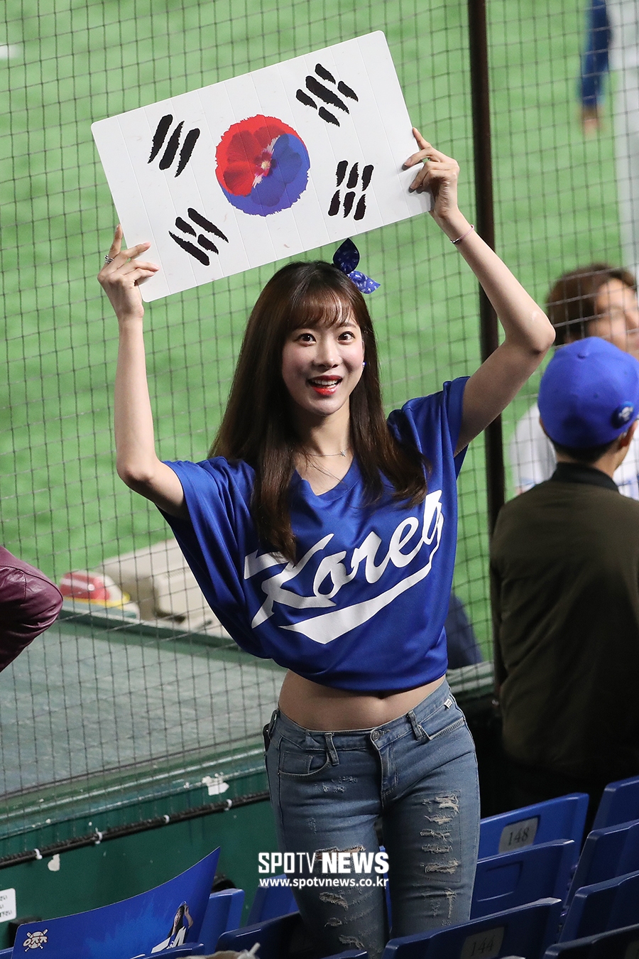 [포토S] 김한나 치어리더, 태극기 들고 대표팀 응원!