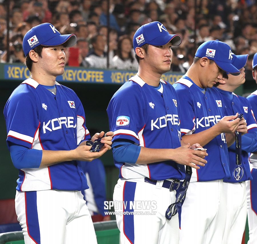 [포토S] 시상식 종료 후 목에서 은메달 빼는 박민우-박종훈-이용찬