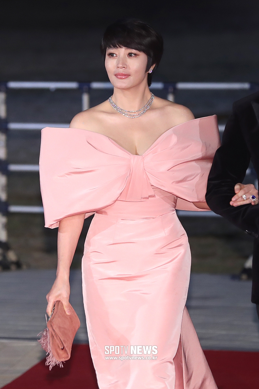 [포토S] 김혜수, 핑크 리본 단 청룡 여신