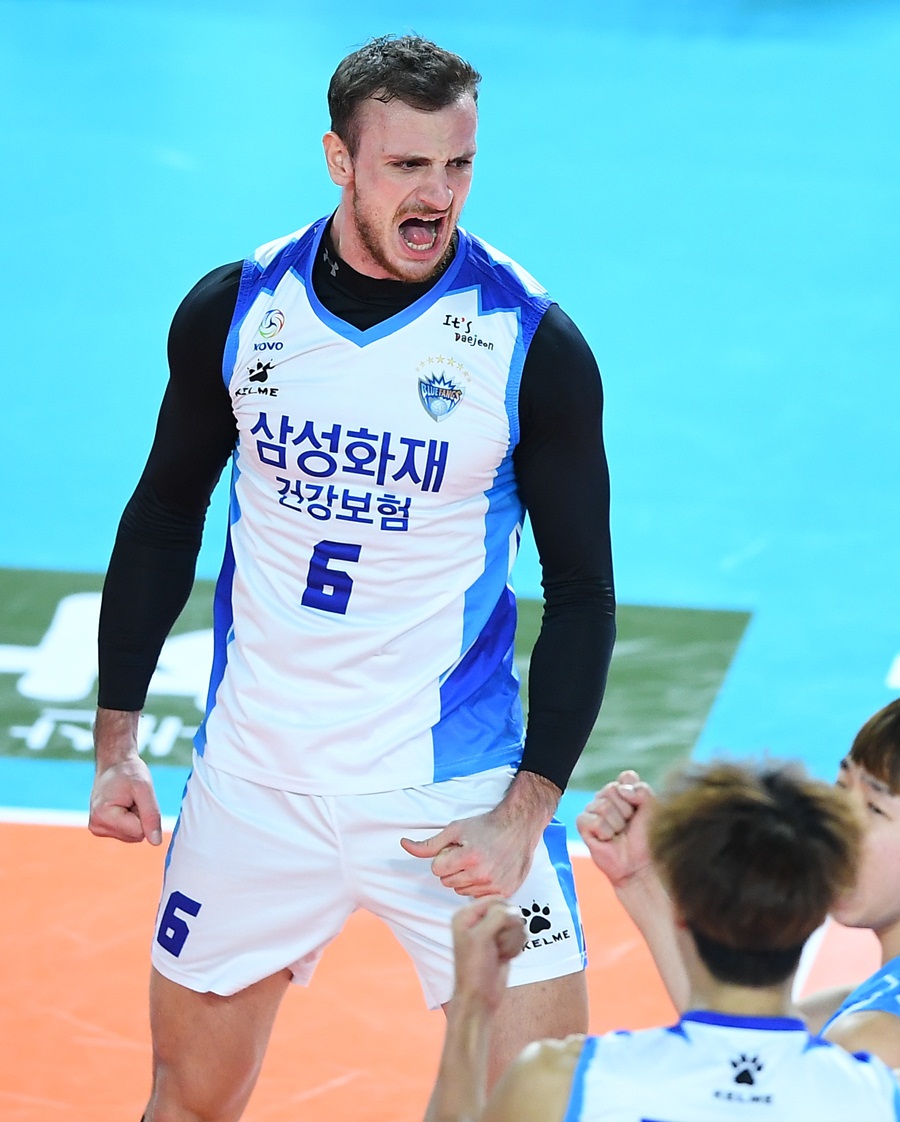 [스포츠타임 현장] '산탄젤로 28점 폭발' 삼성화재, 클래식 매치 설욕하며 3위 도약