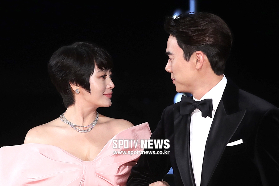 [포토S] 유연석도 넋 놓고 바라보는 김혜수의 미모