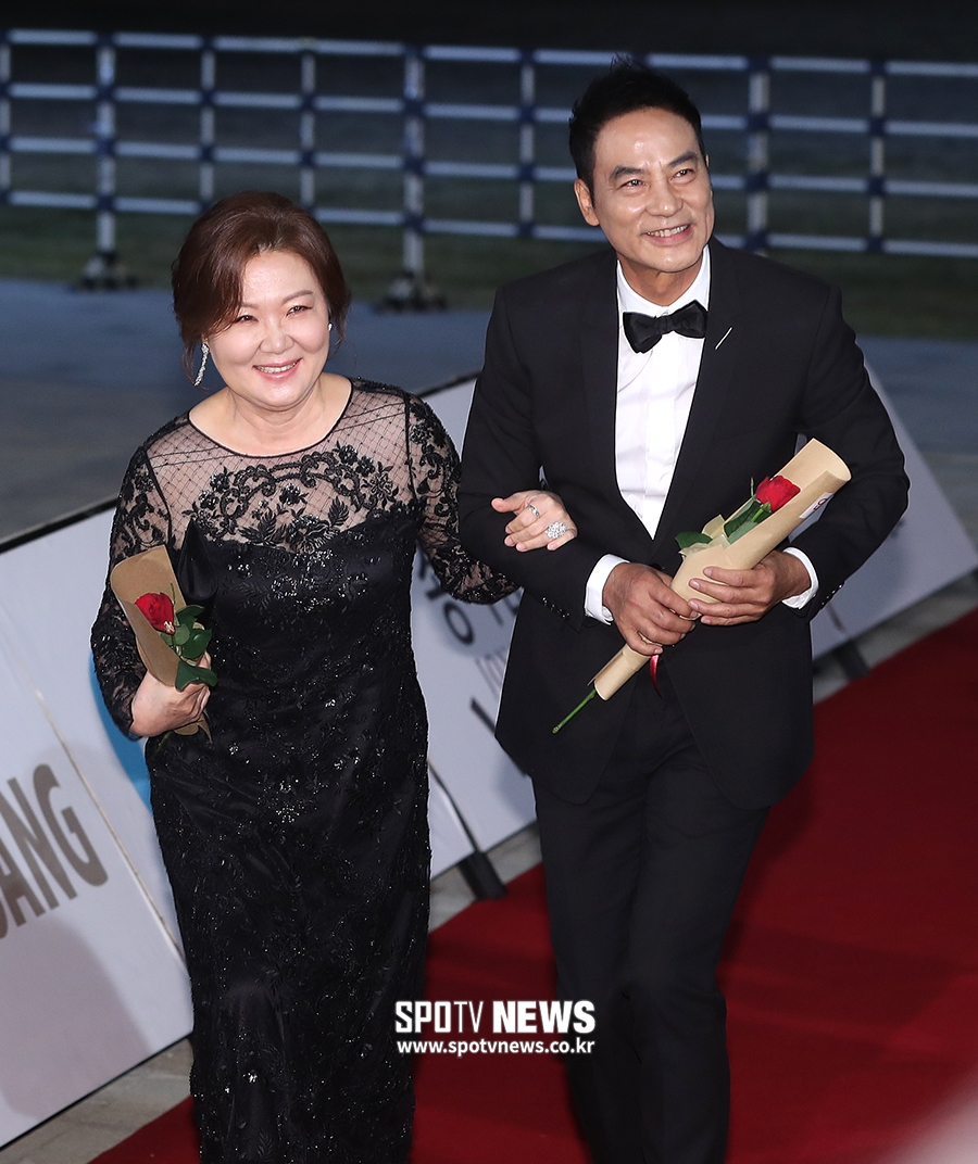 [포토S] 청룡영화제 레드카펫 밟는 김해숙-임달화