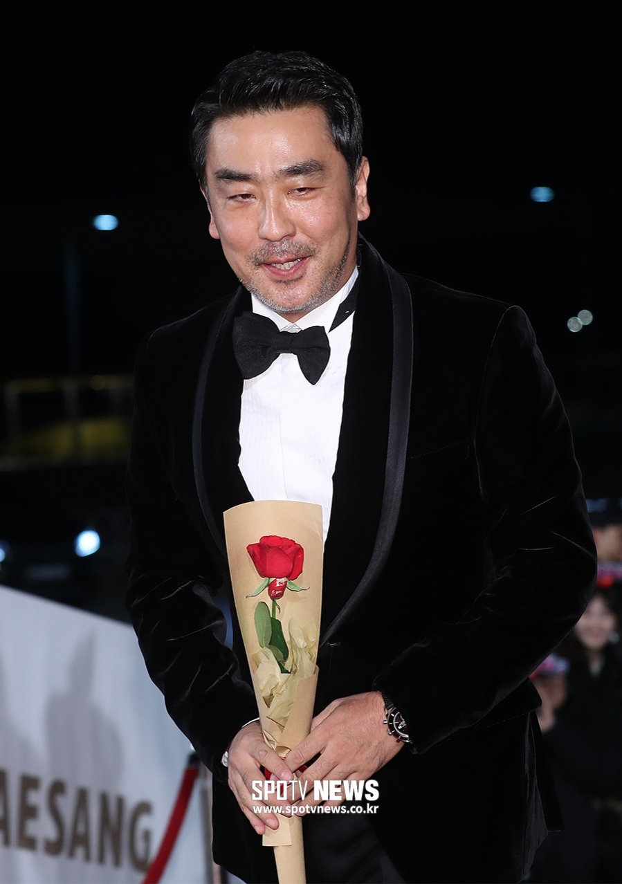 [포토S] 류승룡, 수줍게 장미꽃 들고