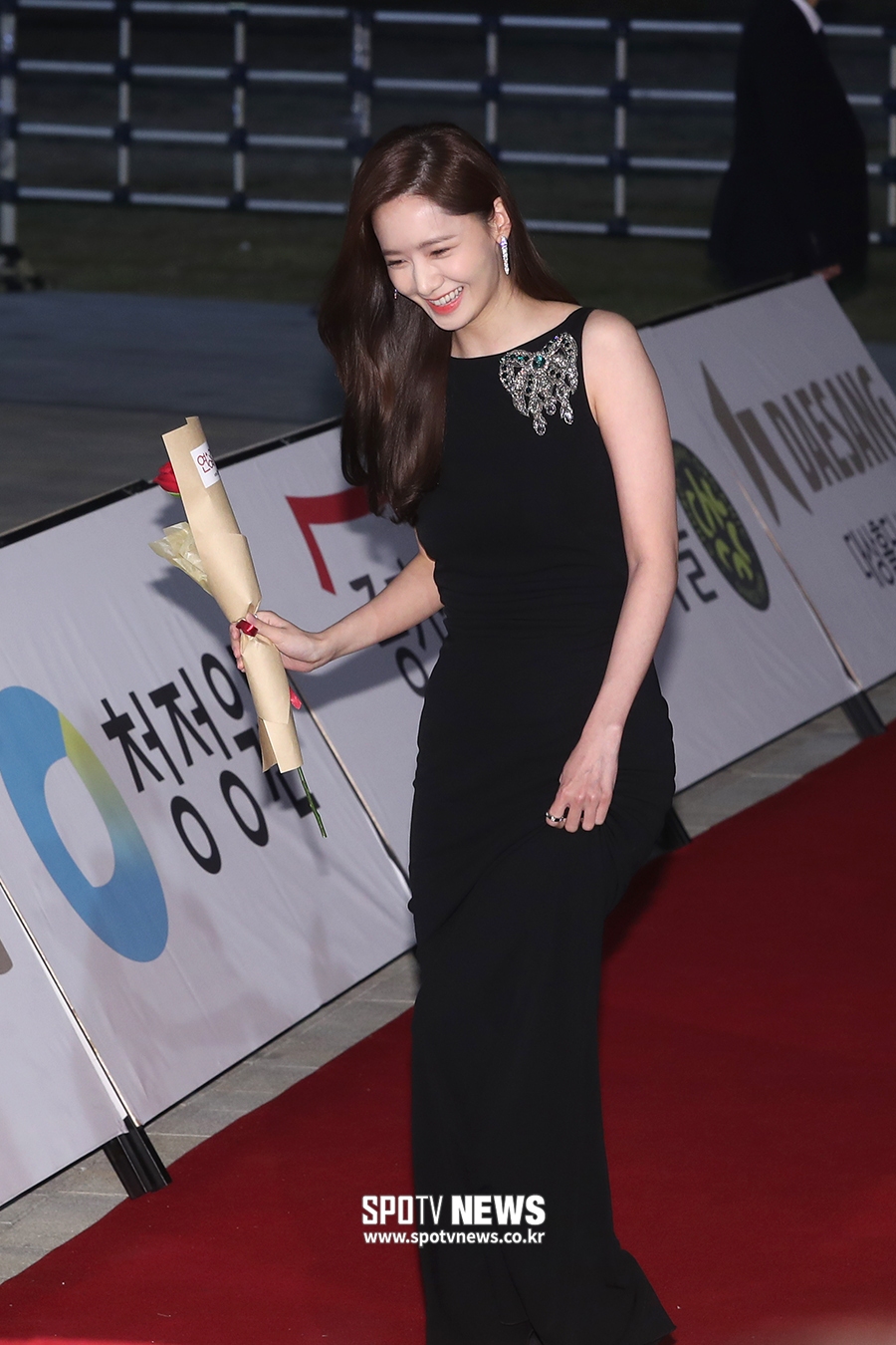 [포토S] 윤아, 장미꽃 받고 미소 활짝~