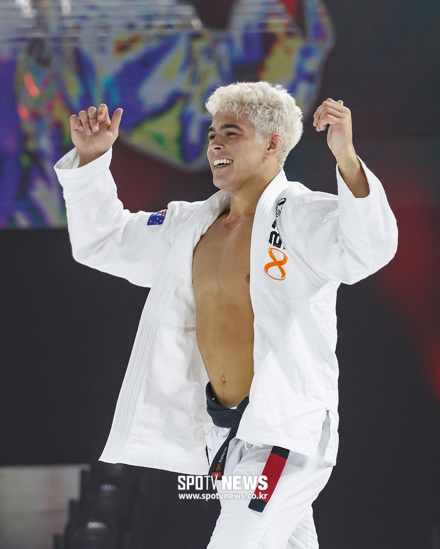 [포토S] 우승 차지하고 기뻐하는 리바이 존스